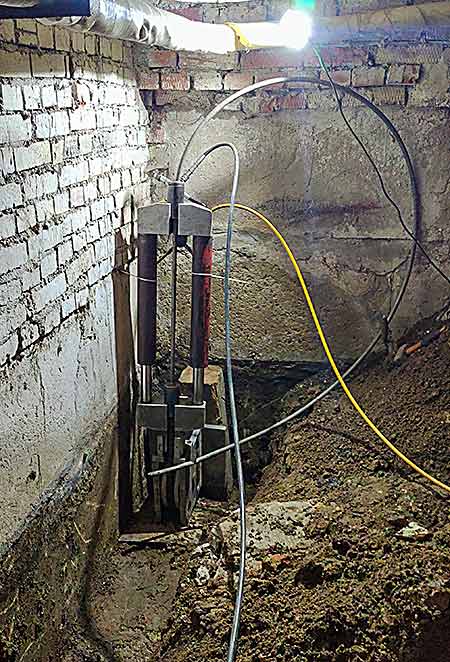 Монтаж тросовой устанровки для бестранршейфной замены труб в подвале